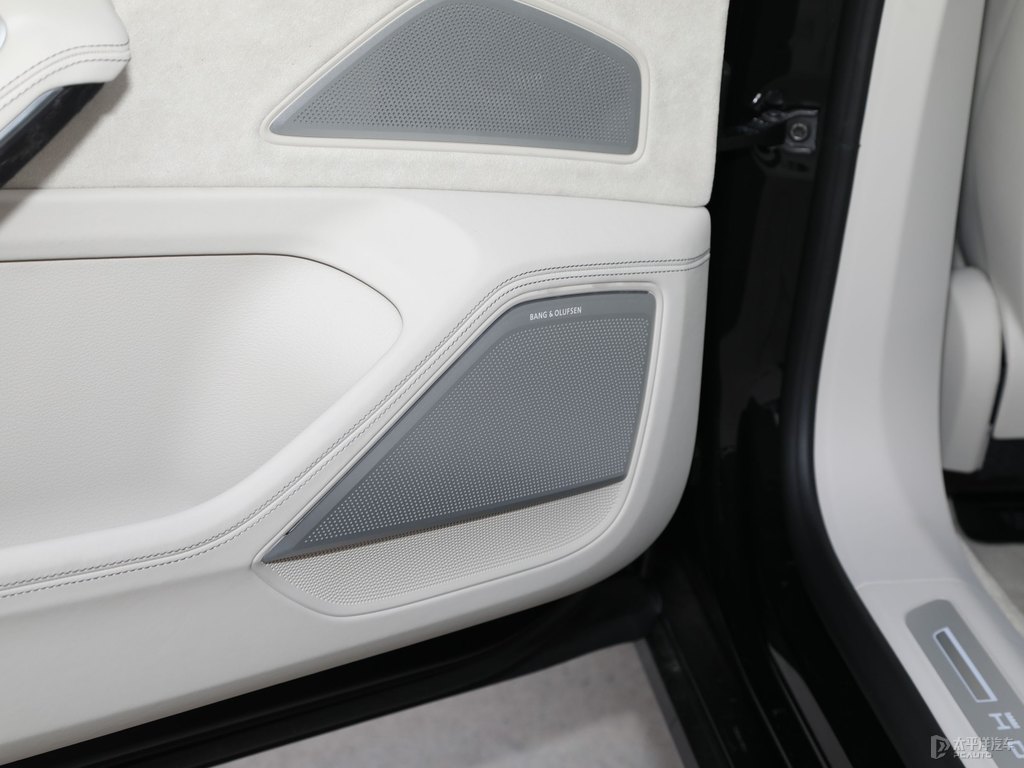 賽百靈黑奧迪A8L車廂內(nèi)飾圖片
