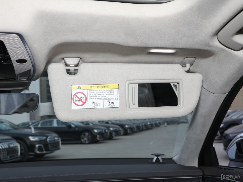 賽百靈黑奧迪A8L車廂內(nèi)飾圖片