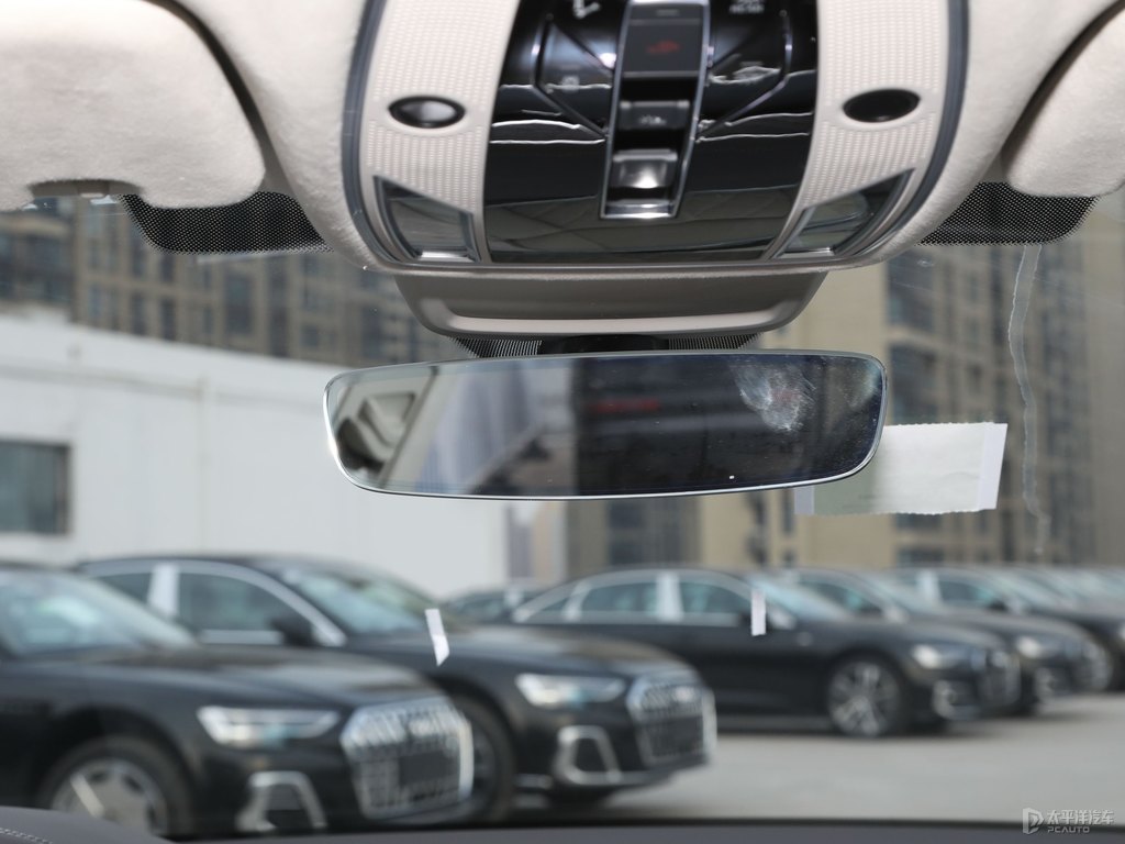 賽百靈黑奧迪A8L車廂內(nèi)飾圖片
