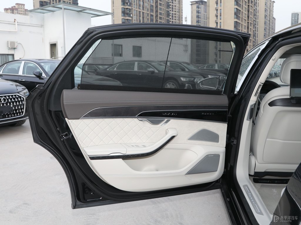 賽百靈黑奧迪A8L車廂內(nèi)飾圖片