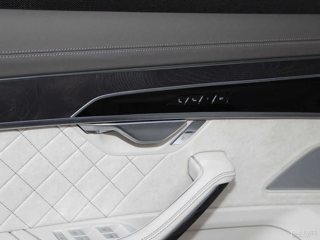 賽百靈黑奧迪A8L車廂內(nèi)飾圖片