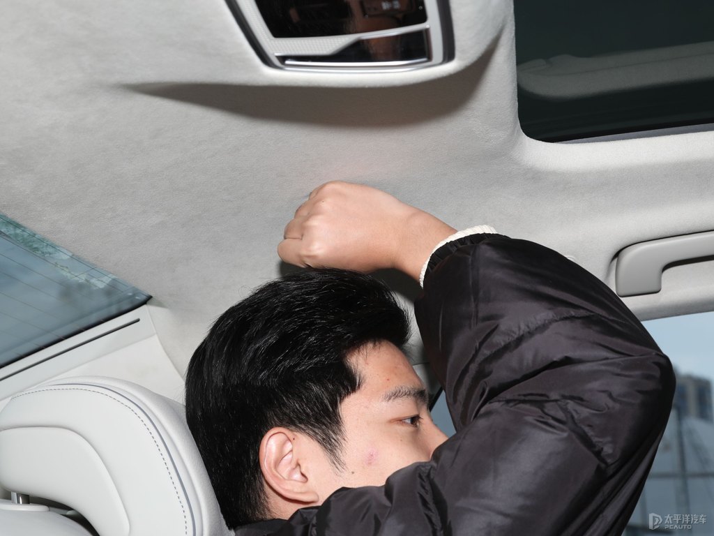賽百靈黑奧迪A8L駕乘空間空間圖片