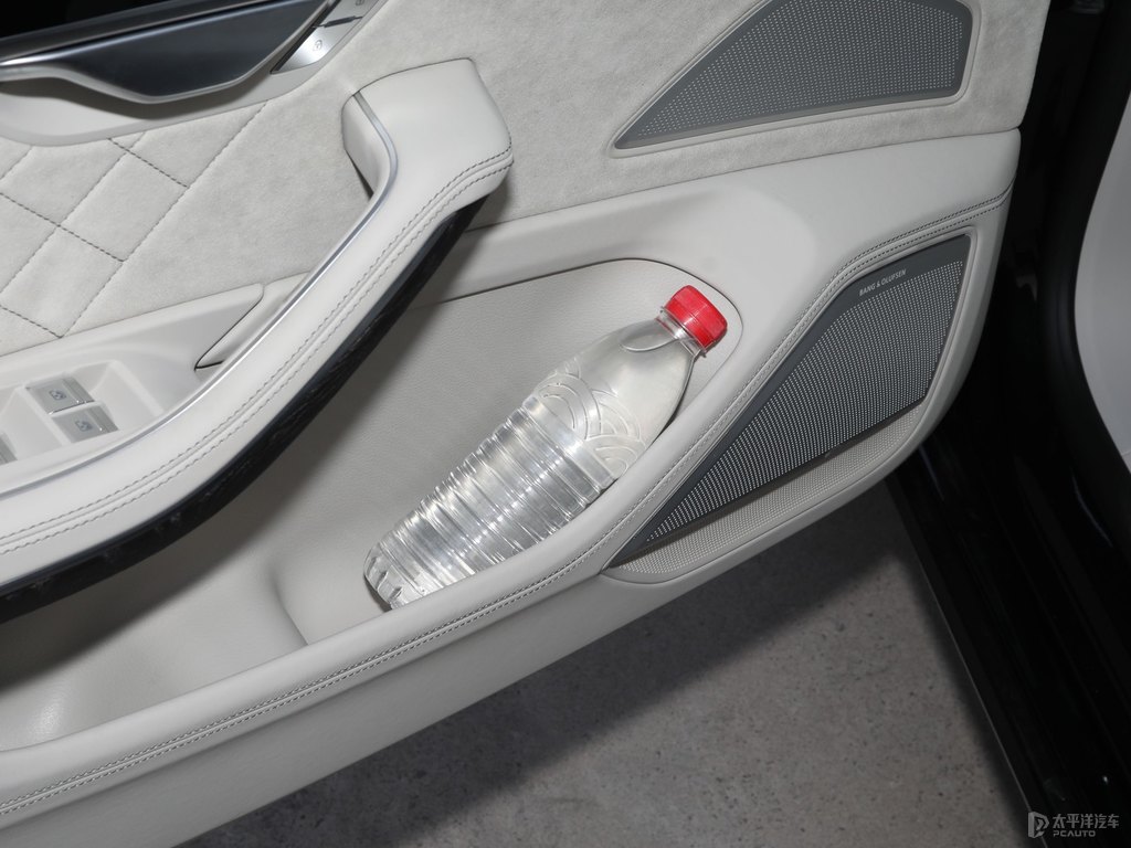 賽百靈黑奧迪A8L儲物空間空間圖片