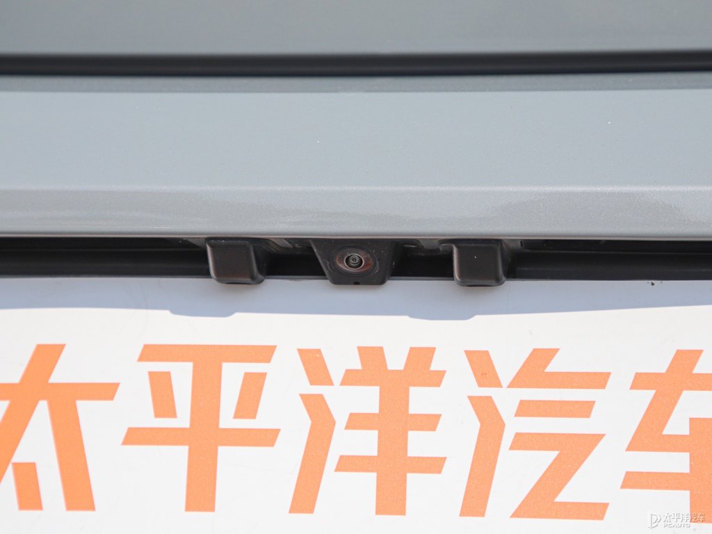 薄霧灰沃爾沃S90新能源車尾外觀圖片