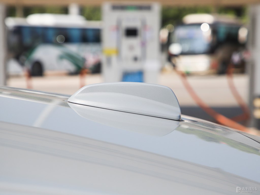 薄霧灰沃爾沃S90新能源車身外觀圖片