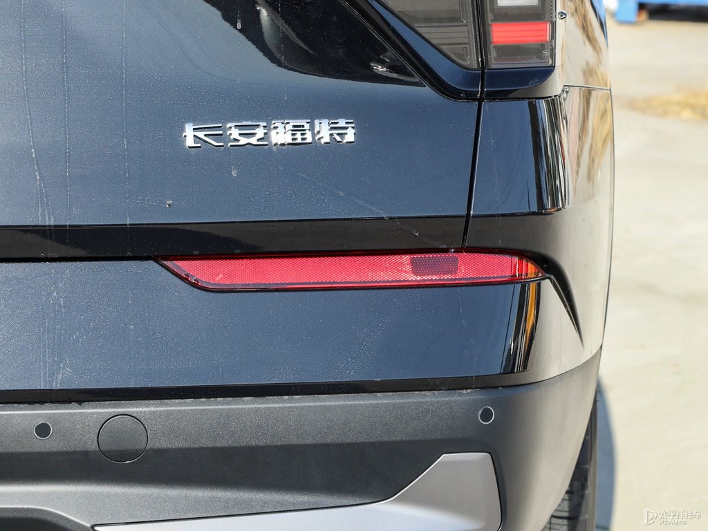 星耀黑銳界L車尾外觀圖片