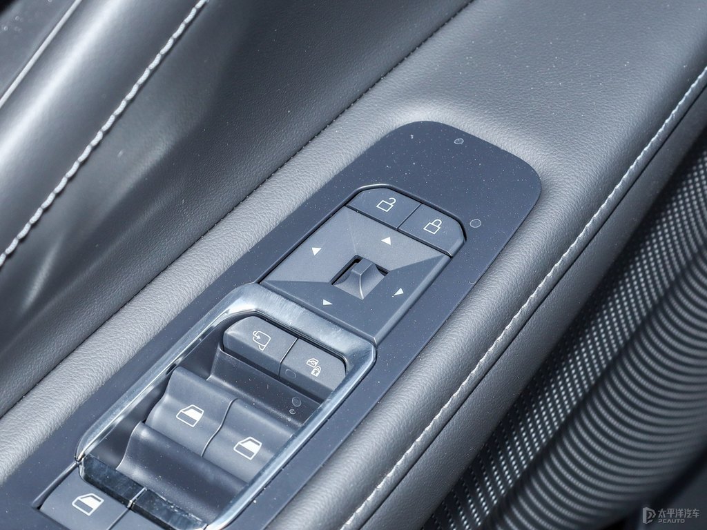 星耀黑銳界L車廂內(nèi)飾圖片