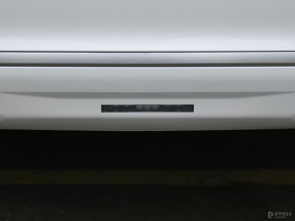 礦石白寶馬5系車(chē)尾外觀圖片
