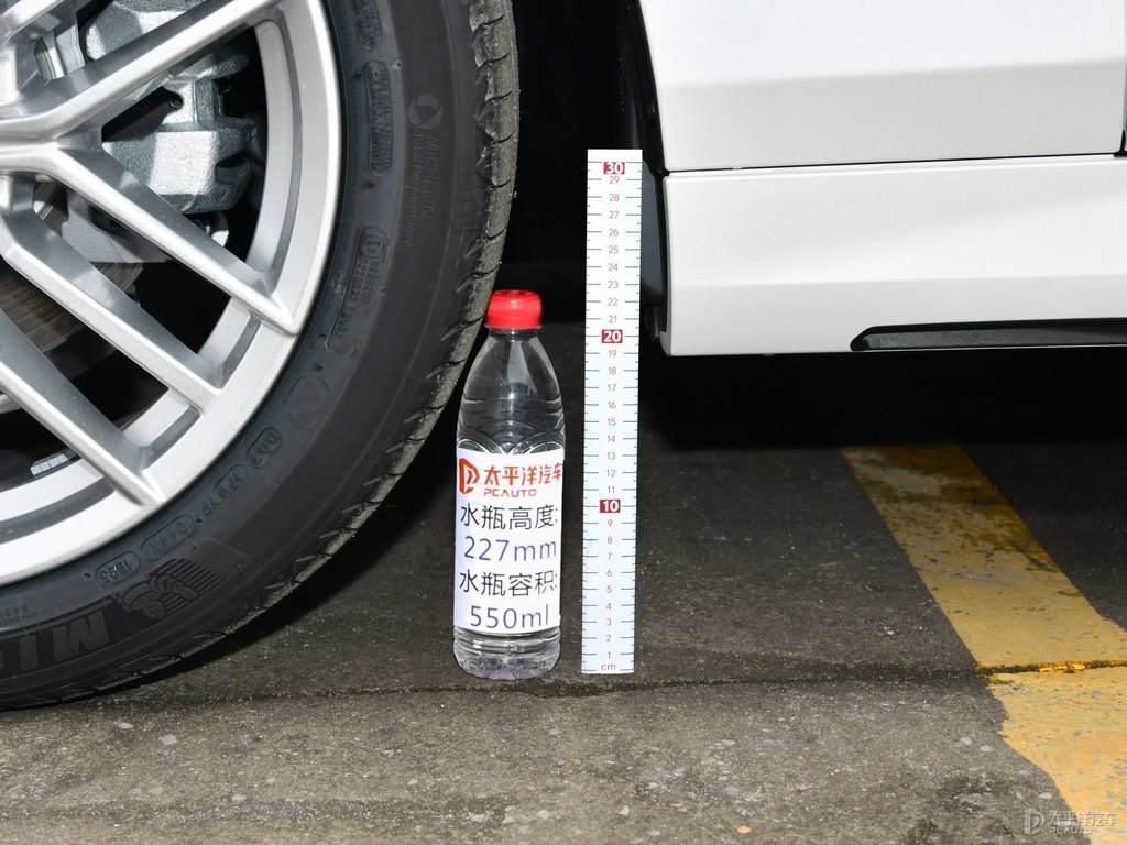 礦石白寶馬5系車(chē)身外觀圖片