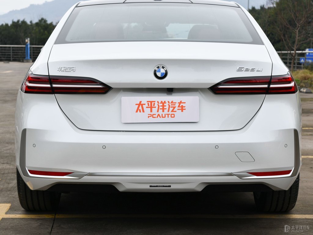 礦石白寶馬5系車尾外觀圖片