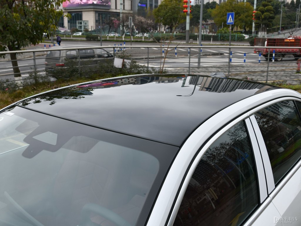 礦石白寶馬5系車身外觀圖片