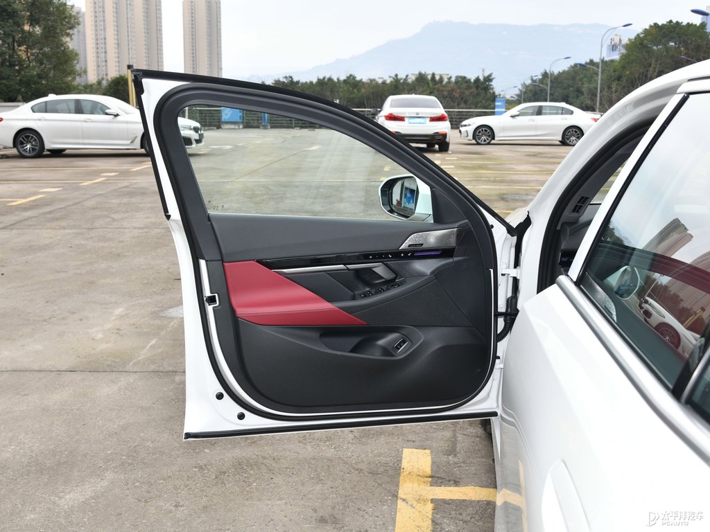 礦石白寶馬5系車廂內飾圖片
