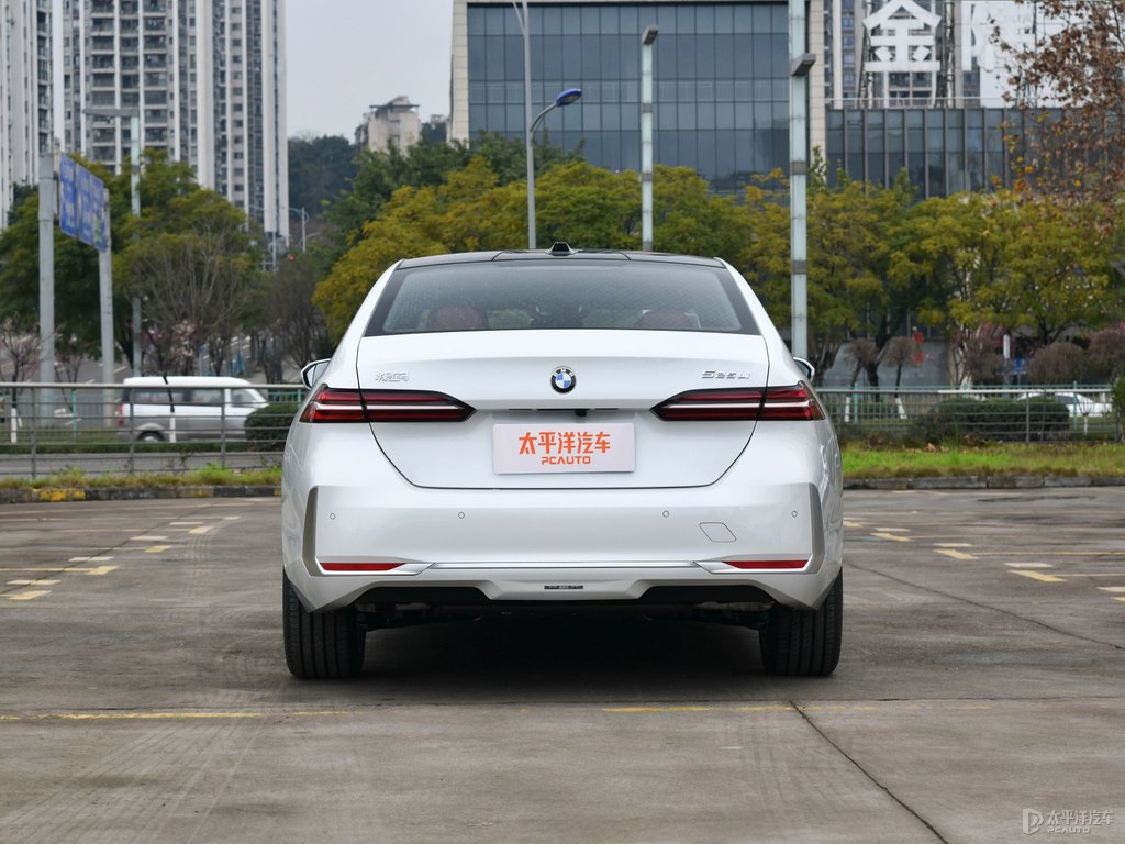 礦石白寶馬5系整車外觀外觀圖片