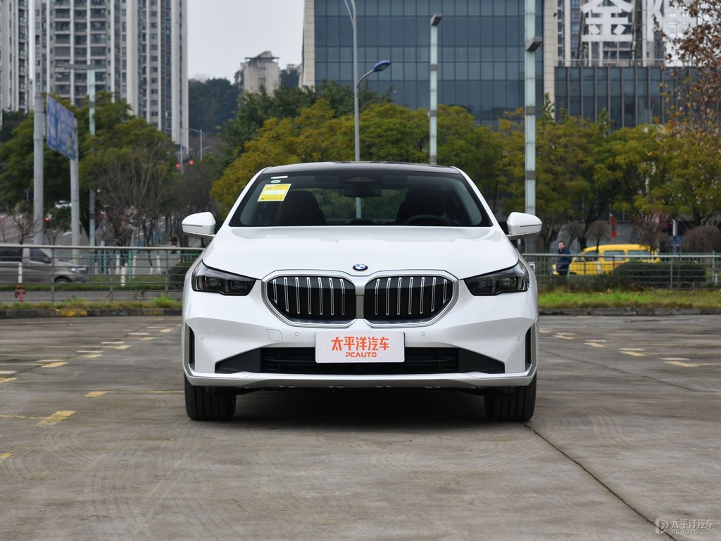礦石白寶馬5系整車外觀外觀圖片