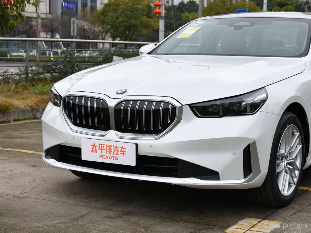 礦石白寶馬5系車頭外觀圖片