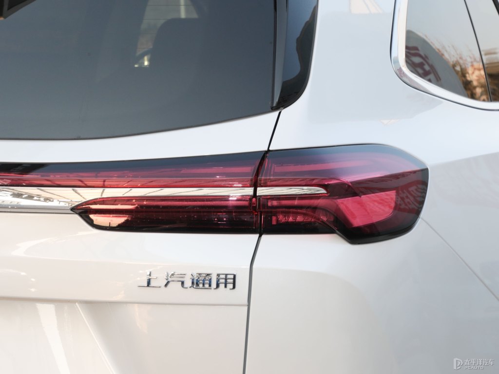珍珠白昂科威車尾外觀圖片