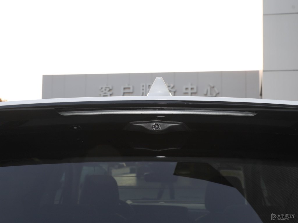 珍珠白昂科威車尾外觀圖片