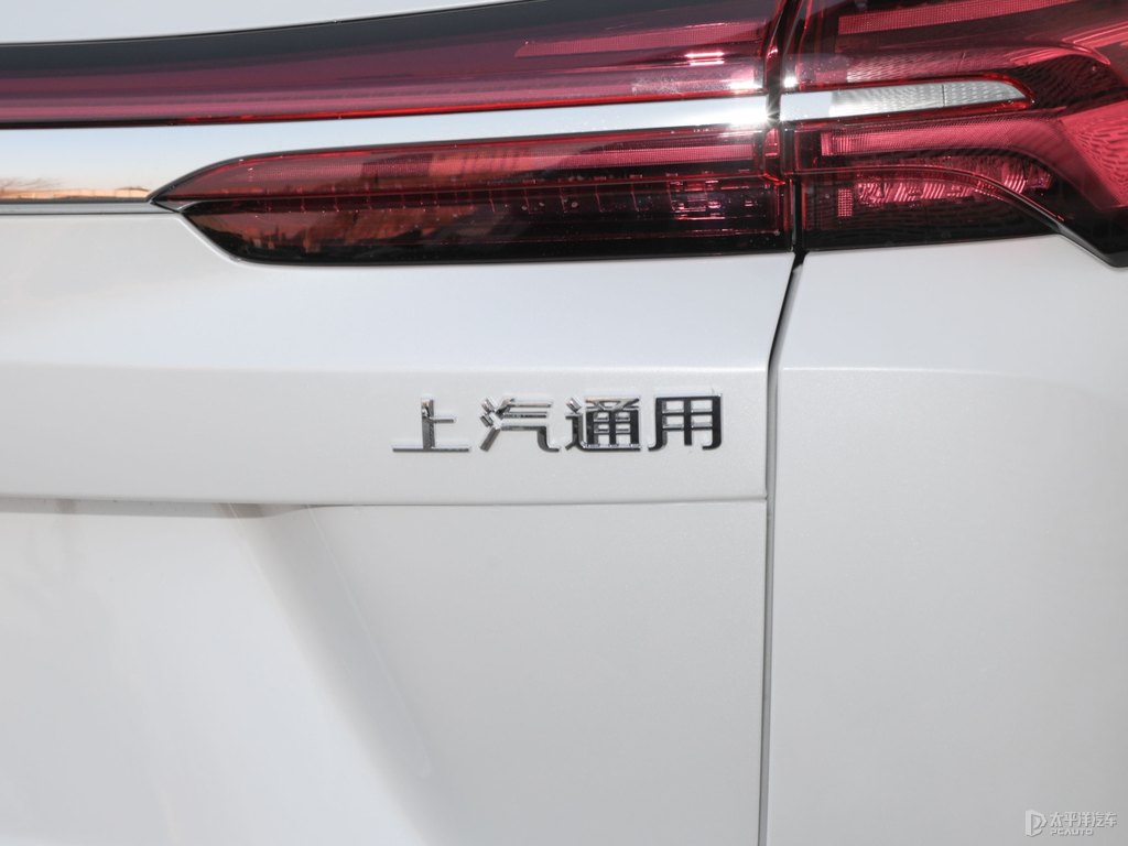 珍珠白昂科威車尾外觀圖片