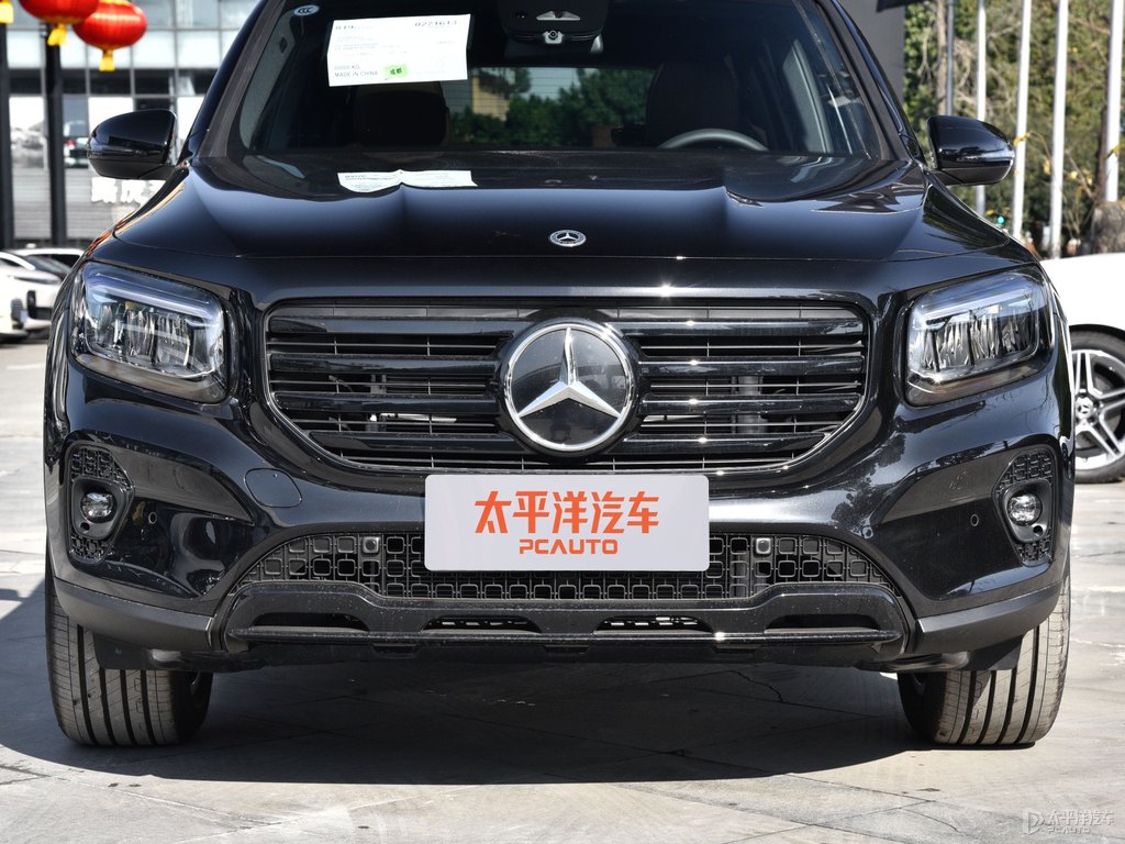 曜巖黑奔馳GLB車頭外觀圖片