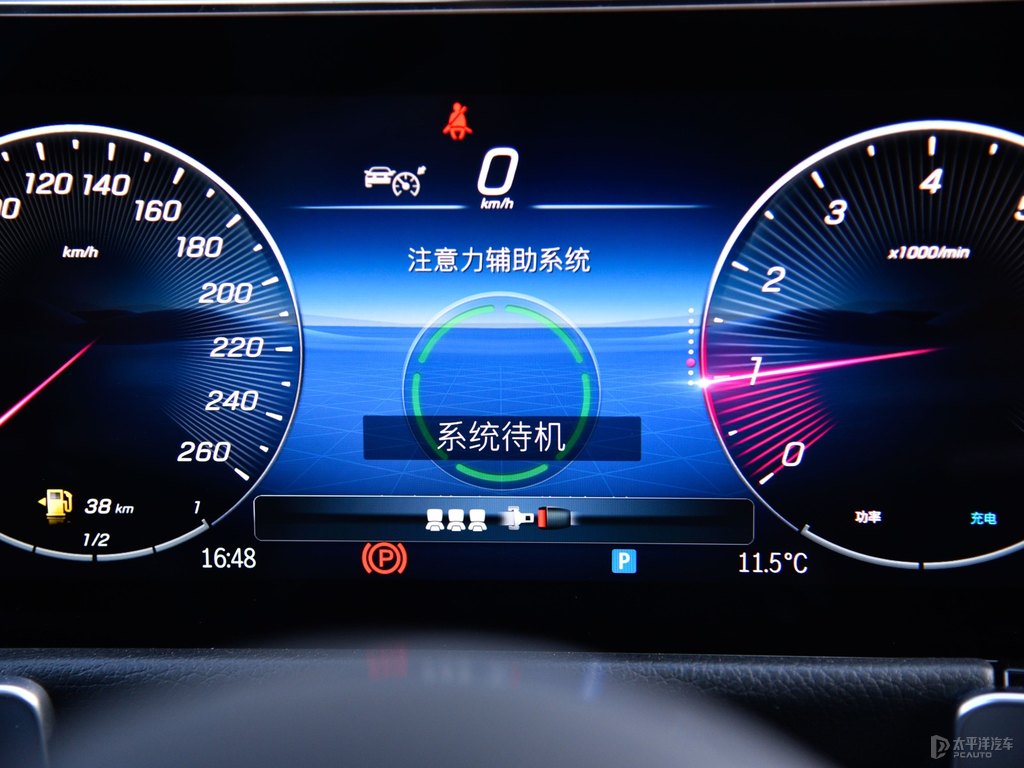 北極白奔馳GLB中控內(nèi)飾圖片