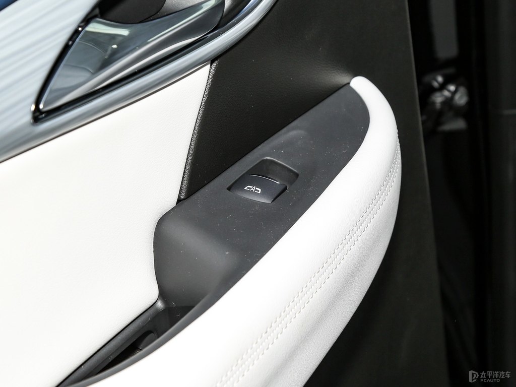 墨玉黑昂科威車廂內(nèi)飾圖片