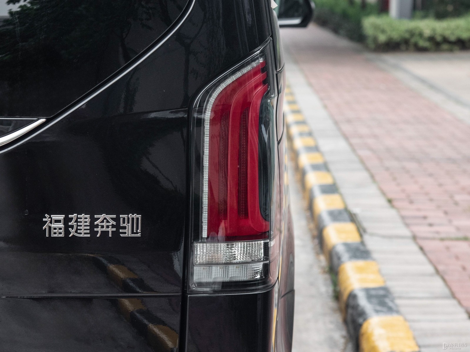 奔馳V級外觀高清大圖