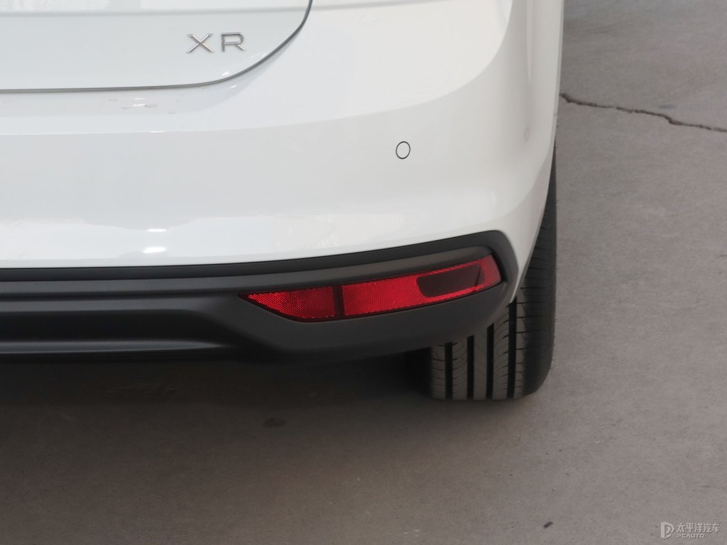 皎玉白朗逸車尾外觀圖片