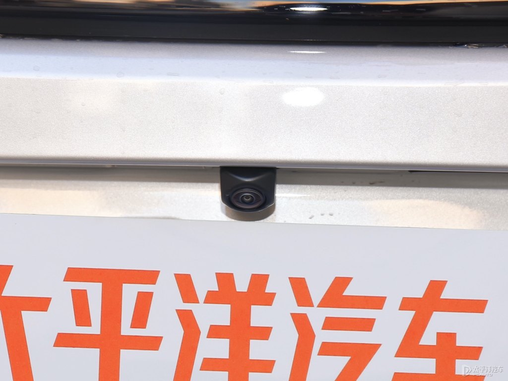 歐泊銀雷凌車尾外觀圖片