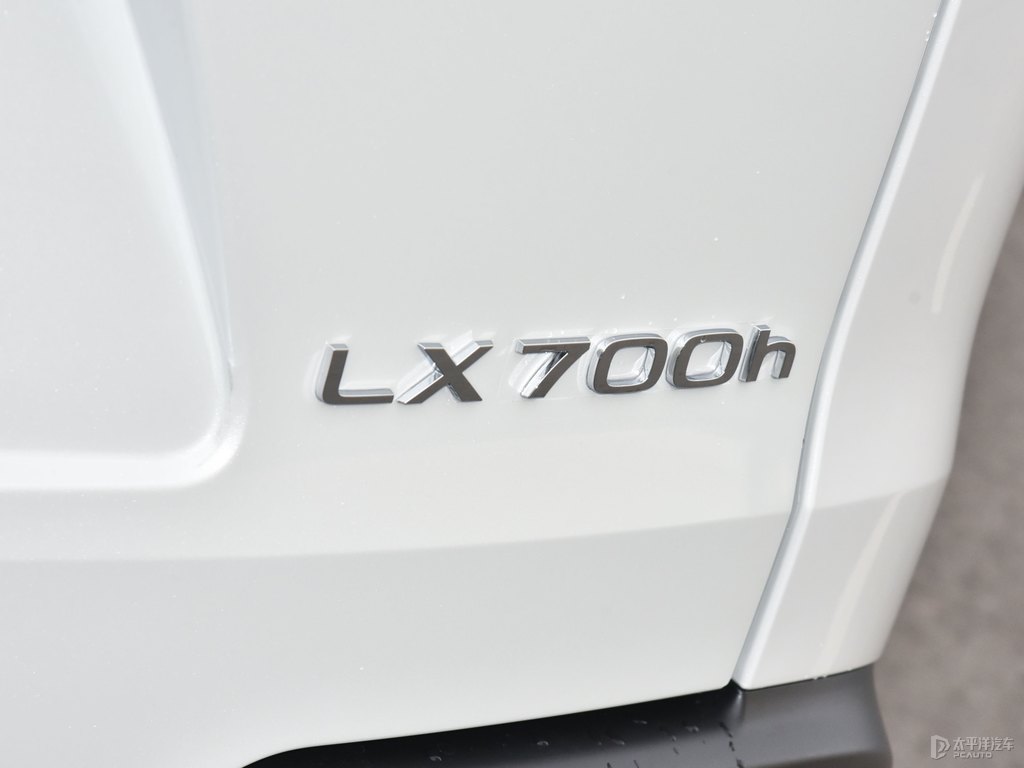 超音速石英白雷克薩斯LX車尾外觀圖片