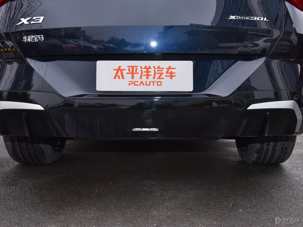 碳黑色寶馬X3車尾外觀圖片