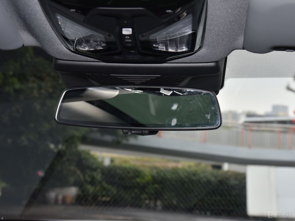 礦石白寶馬X3車廂內(nèi)飾圖片