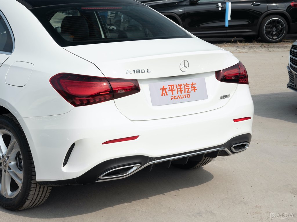 北極白奔馳A級車尾外觀圖片