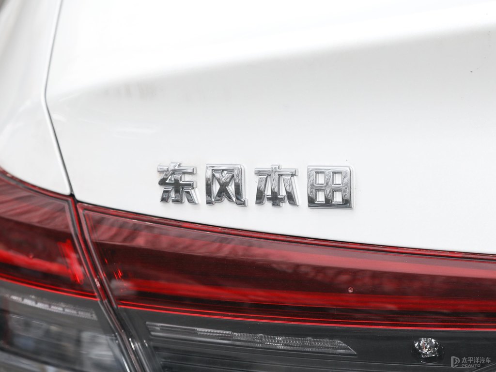 晶耀白思域車尾外觀圖片