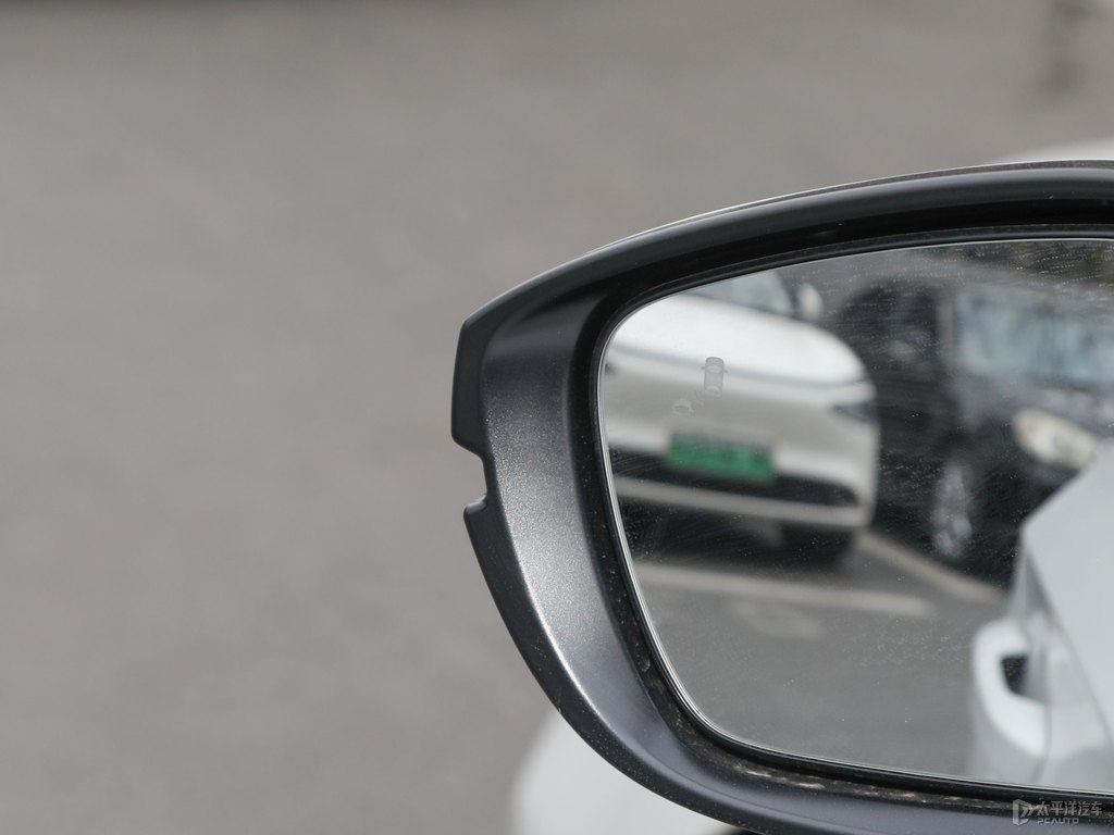 晶耀白思域車身外觀圖片