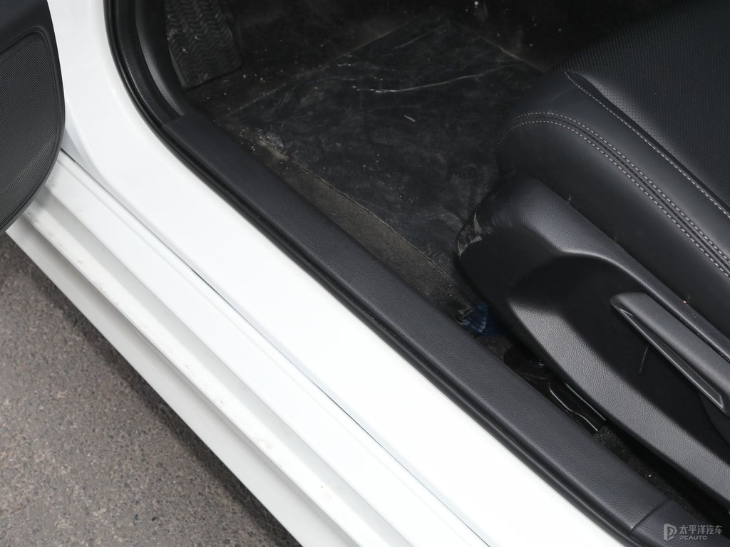 晶耀白思域車廂內(nèi)飾圖片
