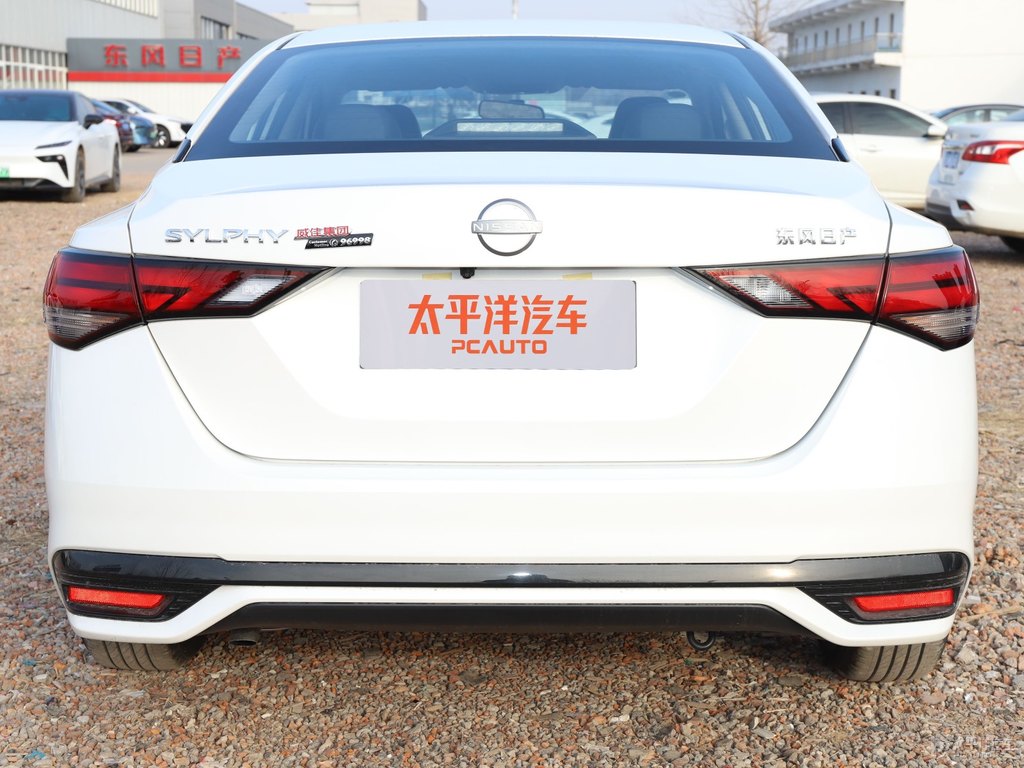 珠貝白軒逸車尾外觀圖片