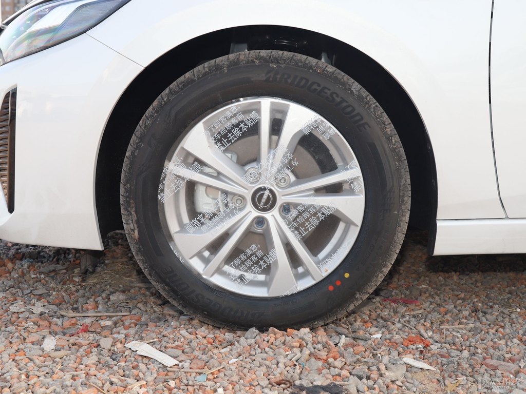 珠貝白軒逸車(chē)身外觀圖片
