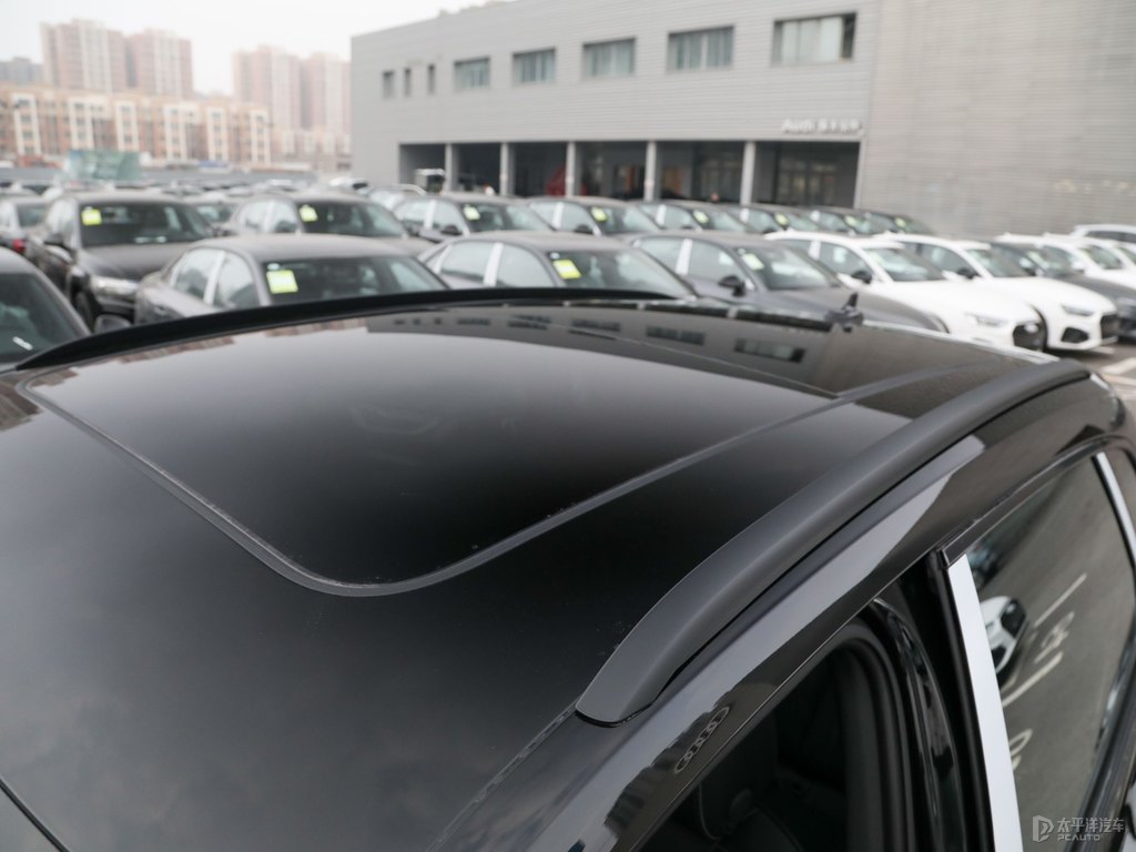 傳奇黑奧迪Q5L車身外觀圖片