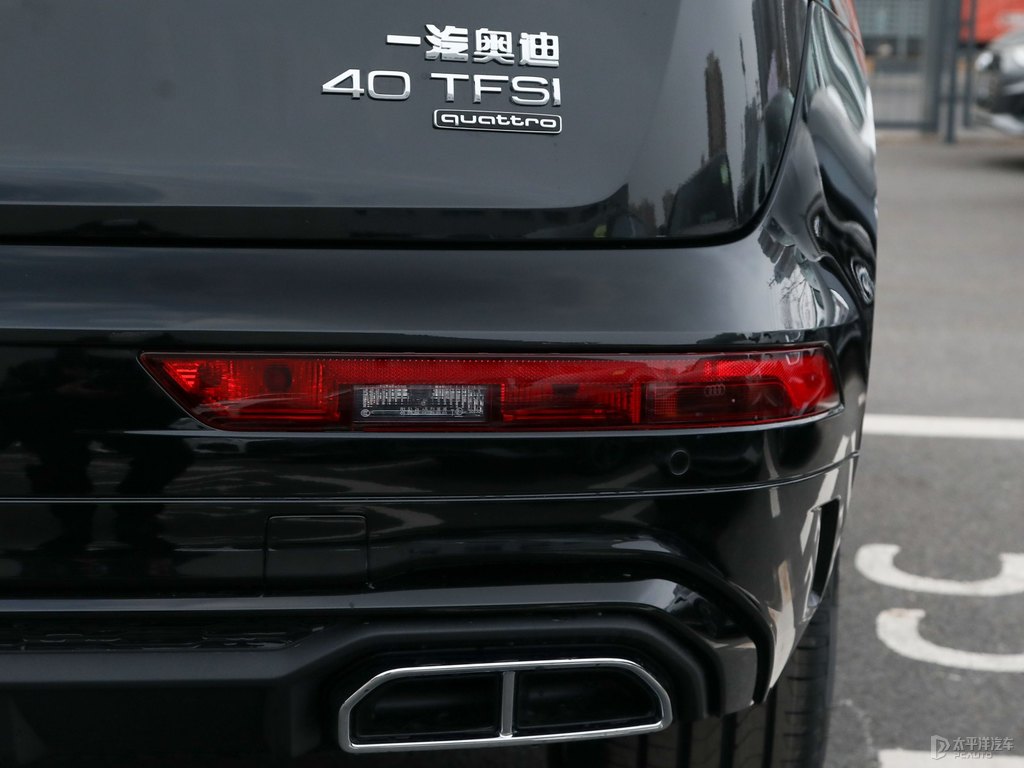 傳奇黑奧迪Q5L車尾外觀圖片