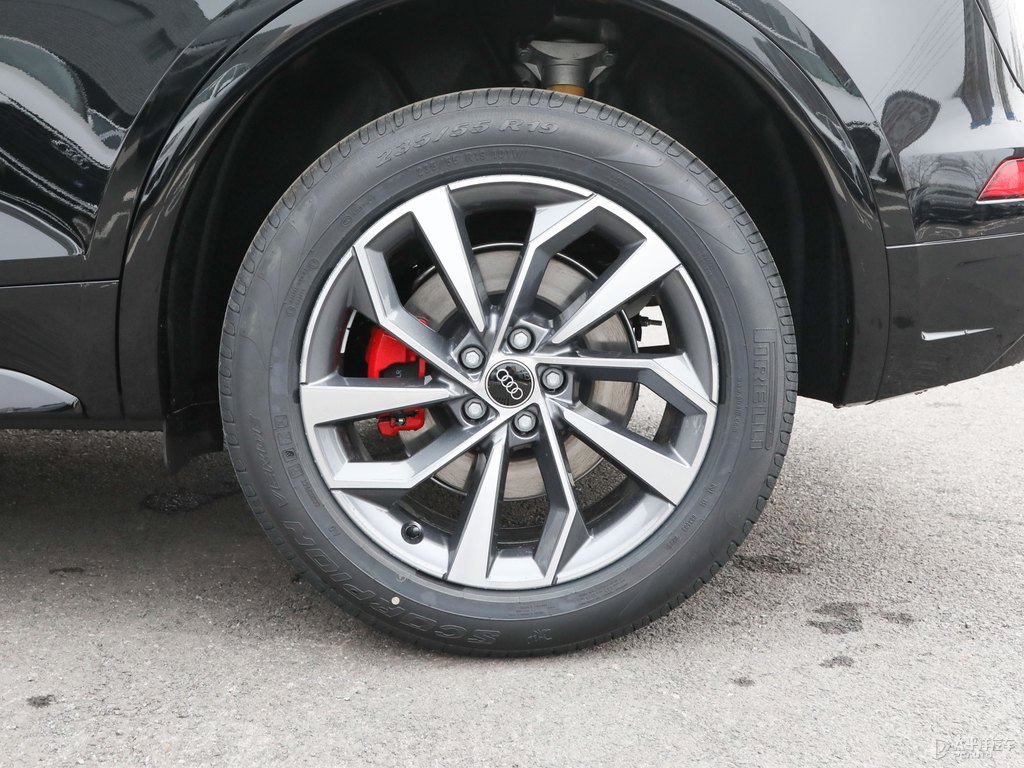 傳奇黑奧迪Q5L車身外觀圖片