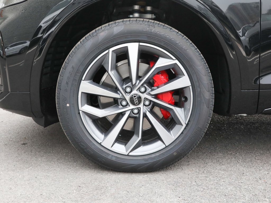 傳奇黑奧迪Q5L車(chē)身外觀圖片