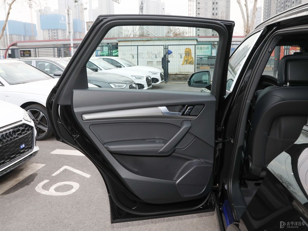 傳奇黑奧迪Q5L車廂內飾圖片