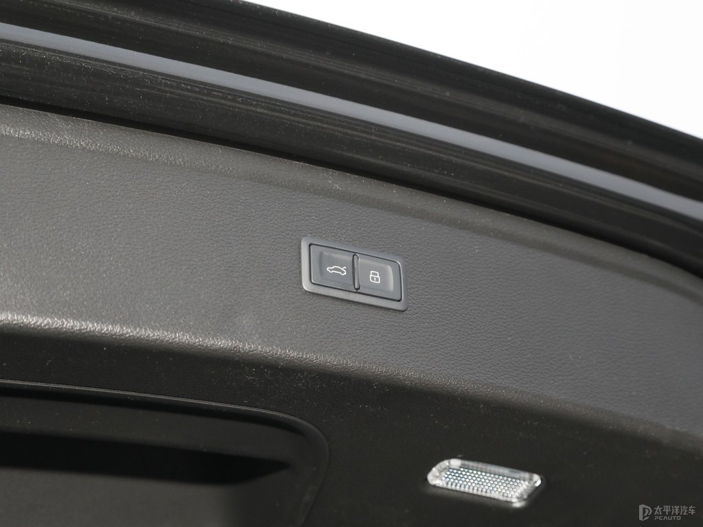 傳奇黑奧迪Q5L后備廂空間圖片