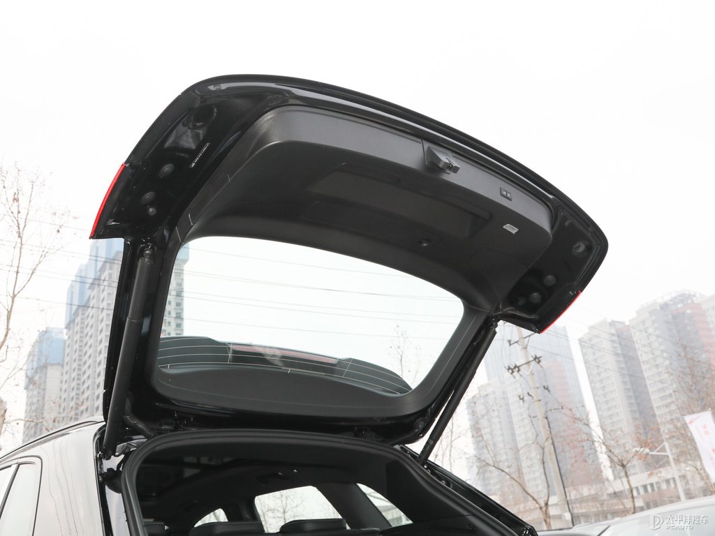 傳奇黑奧迪Q5L后備廂空間圖片