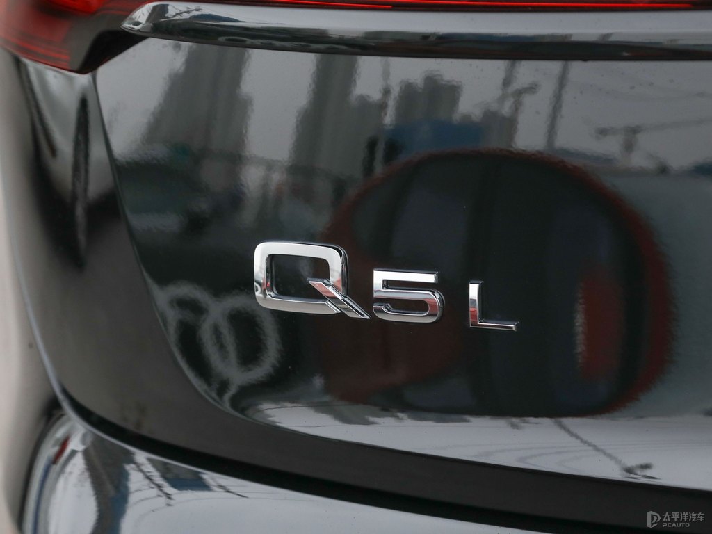傳奇黑奧迪Q5L車尾外觀圖片