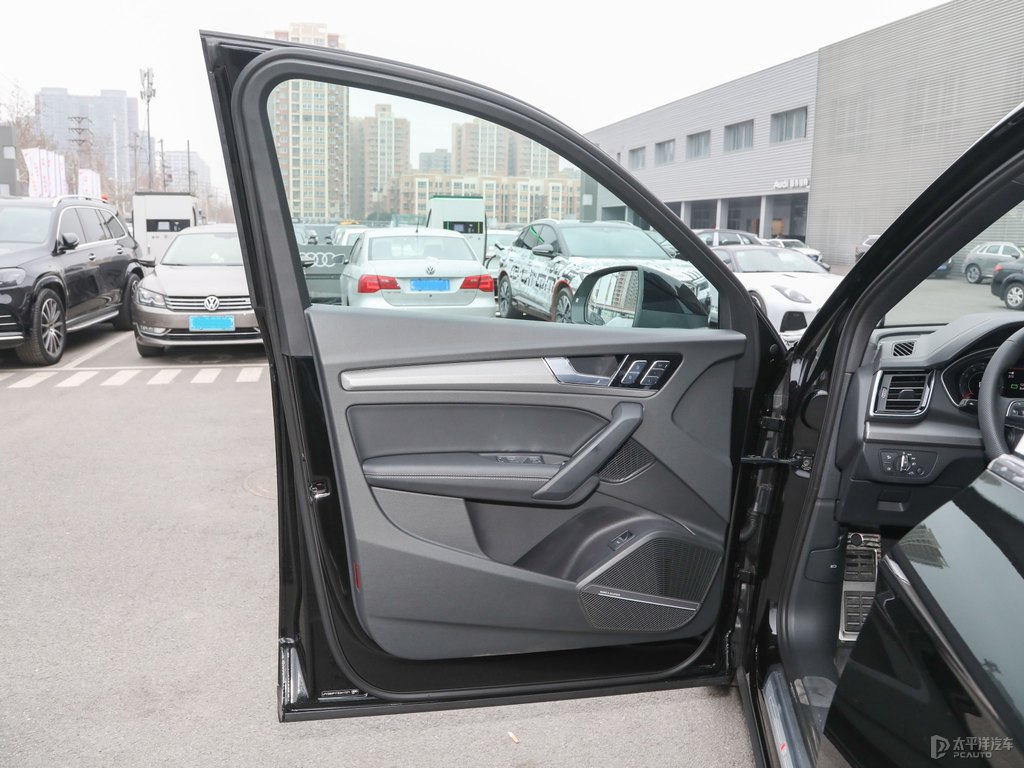 傳奇黑奧迪Q5L車廂內(nèi)飾圖片