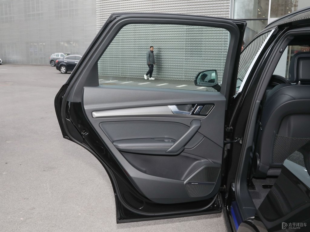 傳奇黑奧迪Q5L車廂內(nèi)飾圖片