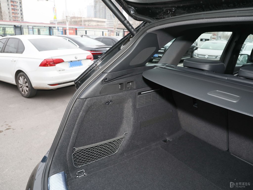 傳奇黑奧迪Q5L后備廂空間圖片