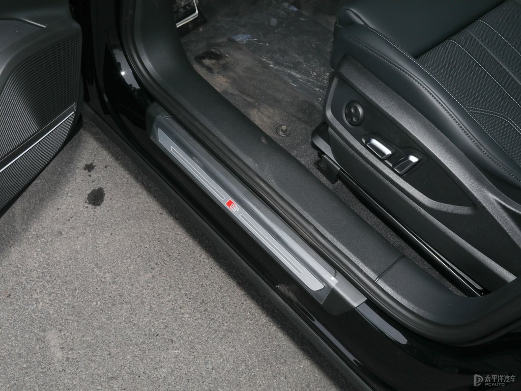 傳奇黑奧迪Q5L車廂內(nèi)飾圖片