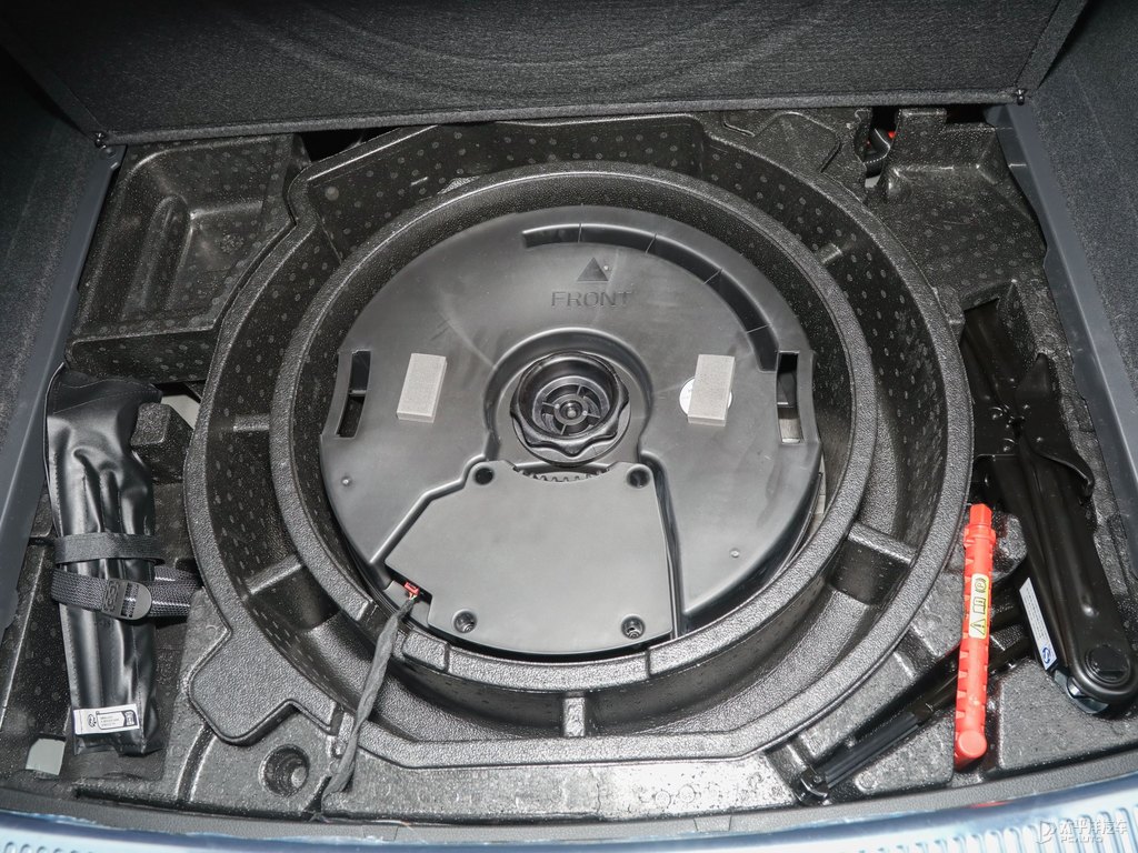 傳奇黑奧迪Q5L后備廂空間圖片